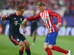 Philipp Lahm (izq.) intenta robarle el cuero a atlético Fernando Torres. (Foto: Getty)