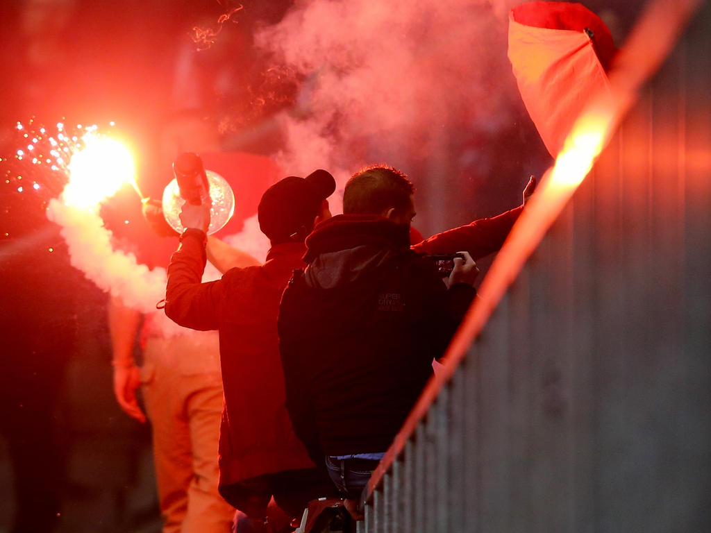 Die Düsseldorfer Fans zündeten im Duisburger Stadion bengalische Feuer