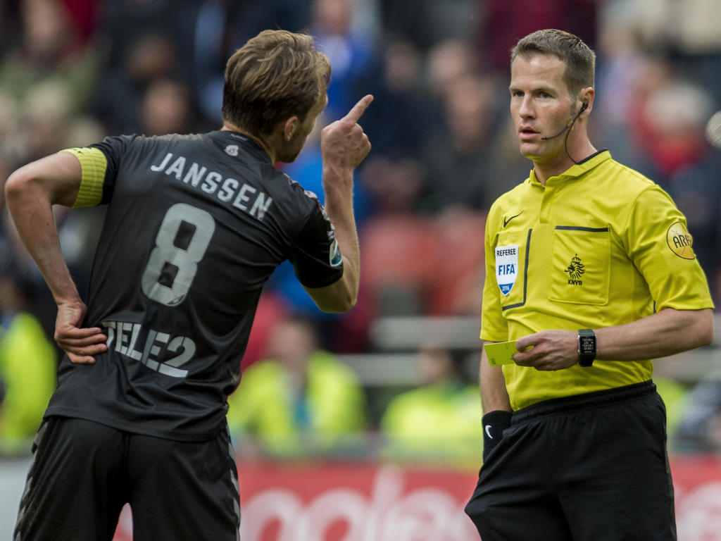 Willem Janssen (l.) is niet blij met het feit dat Danny Makkelie (r.) een strafschop heeft gegeven tijdens het competitieduel Ajax - FC Utrecht (17-04-2016).