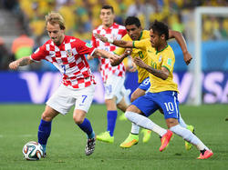 El croata Ivan Rakitic lucha contra Neymar en el último Mundial. (Foto: Getty)