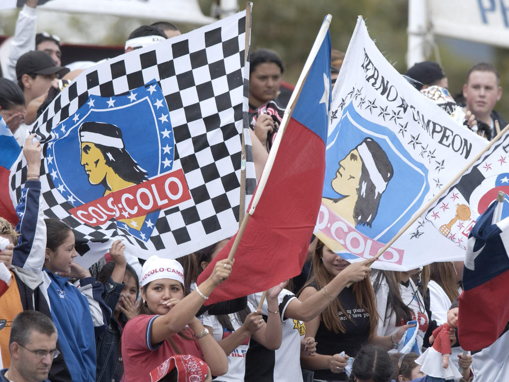 Hinchas del chileno Colo Colo animando a su equipo. (Foto: Imago)