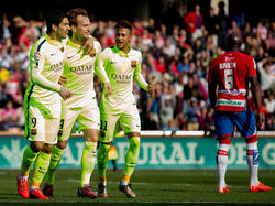 Rakitic (centro) celebra su tanto con Luis Suárez (izq.) y Neymar (dcha.) (Foto: Getty)