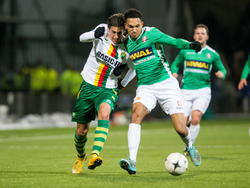 Marvin Peersman (r.) laat zich niet aan de kant zetten door Aleksandr Yakovenko (l.)  tijdens FC Dordrecht - ADO Den Haag. (07-02-2015)