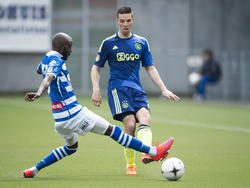 Nick Viergever (r.) is net op tijd met zijn pass vooruit tijdens PEC Zwolle - Ajax. Oud-Ajacied Jody Lukoki jaagde al op de bal, maar komt net te laat om te onderscheppen. (26-04-2015)