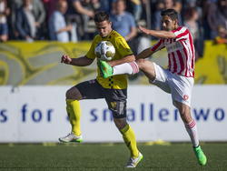 Guus Joppen (l.) en Fatih Kamacı (r.) vechten om de bal tijdens het duel in de play-offs om promotie/degradatie tussen VVV-Venlo en FC Oss. (15-05-2015)