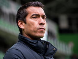 Giovanni van Bronckhorst analyseert zijn ploeg tijdens het competitieduel FC Groningen - Feyenoord. (26-04-2015)