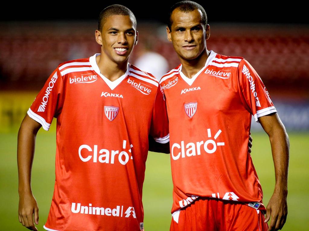 Rivaldo (r.) und sein Sohn Rivaldinho posieren gemeinsam im Dress von Mogi Mirim