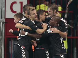 Dürfen sich über einen glücklichen Sieg freuen: Die Spieler des FC St. Pauli