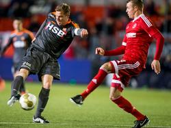 Jack Tuyp (l.) haalt verwoestend uit tijdens de wedstrijd Almere City - FC Volendam. Lars Nieuwpoort kan niet blokken. (19-02-2016)