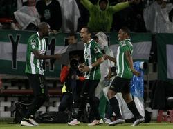 Víctor Ibarbo, a la izquierda, estrenó el marcador en el duelo. (Foto: Imago)