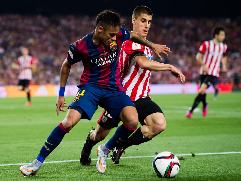 Bustinza con el Athletic contra Neymar y el FC Barcelona. (Foto: Getty)