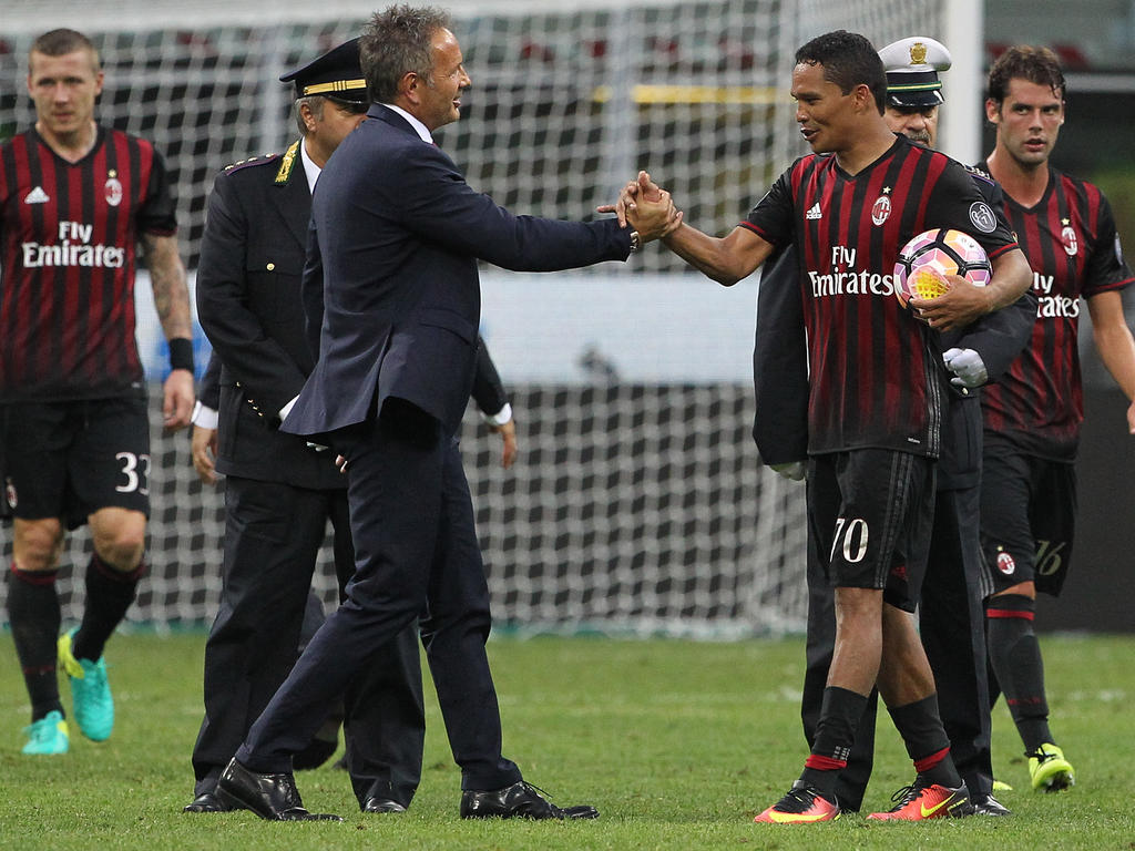 Nach drei Treffern gratuliert sogar der Gästetrainer Milan-Torjäger Carlos Bacca