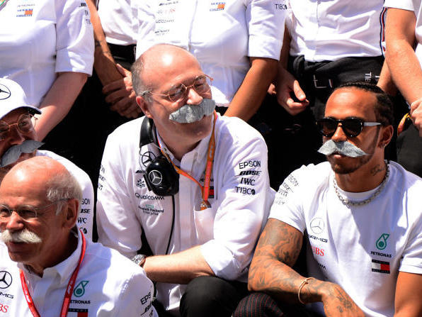 Lewis Hamilton mit "Zetsche-Schnauzer": Abschied beim Grand Prix von Spanien Lewis Hamilton mit "Zetsche-Schnauzer": Abschied beim Grand Prix von Spanien
