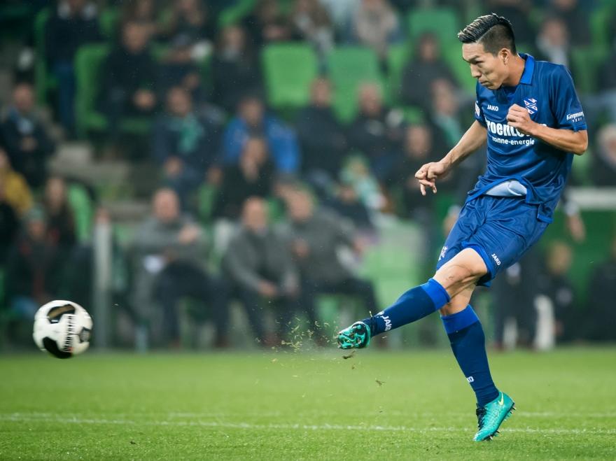 Met uiterste precisie schiet Yuki Kobayashi in het duel met FC Groningen. (15-10-2016) Met uiterste precisie schiet Yuki Kobayashi in het duel met FC Groningen. (15-10-2016)