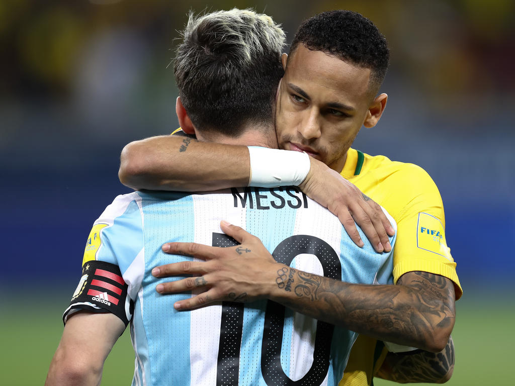 Neymar abrazando a su compañero del Barcelona Leo Messi. (Foto: Getty)
