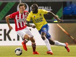 SC Cambuur-verdediger Chiró N'Toko draait handig weg bij Sam Lammers van Jong PSV. (12-08-2016)