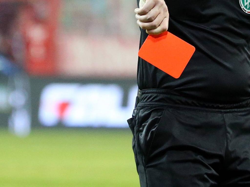 Rote Karte für FIFA-Referee Joseph Lamptey