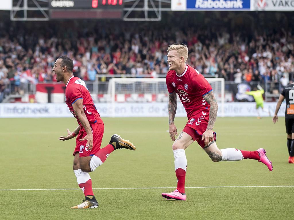 Sean Klaiber (l.) heeft met een prachtige volley FC Utrecht op voorsprong geschoten. Simon Makienok (r.) wil het feestje met hem meevieren. (20-07-2017)