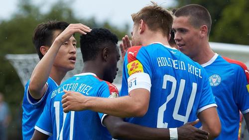 Die Kieler Mannschaft bejubelt ihren zweiten Treffer gegen Salmrohr