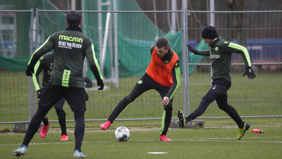 Befindet sich wie seine Teamkollegen unter Quarantäne: Hannover-Kapitän Marvin Bakalorz Befindet sich wie seine Teamkollegen unter Quarantäne: Hannover-Kapitän Marvin Bakalorz