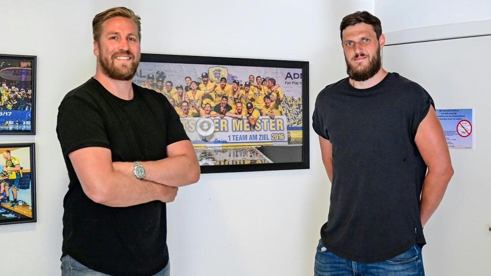 Die Löwen verpflichten Rückraumspieler Mait Patrail (r.)