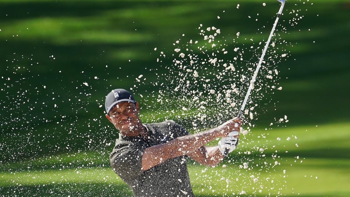 Tiger Woods spielt den Ball aus einem Bunker Tiger Woods spielt den Ball aus einem Bunker
