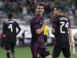 Hirving Lozano celebra uno de sus goles con la afición.