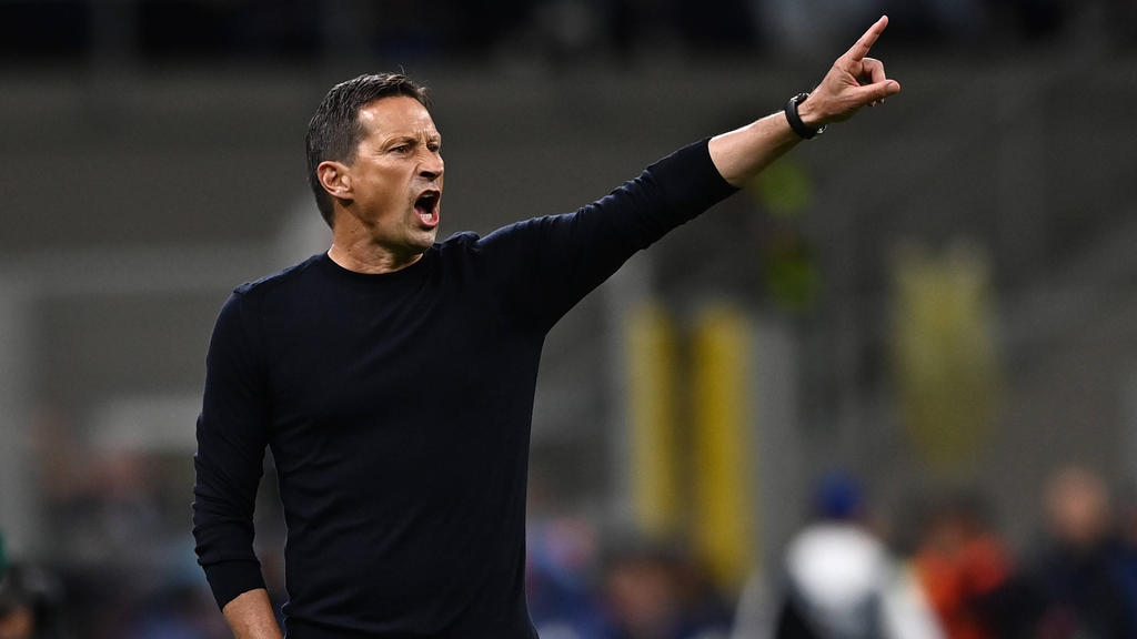 Benfica-Coach Roger Schmidt gestikuliert am Spielfeldrand Benfica-Coach Roger Schmidt gestikuliert am Spielfeldrand