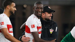 Gesichter des VfB-Erfolges: Sebastian Hoeneß (r.) umarmt Serhou Guirassy