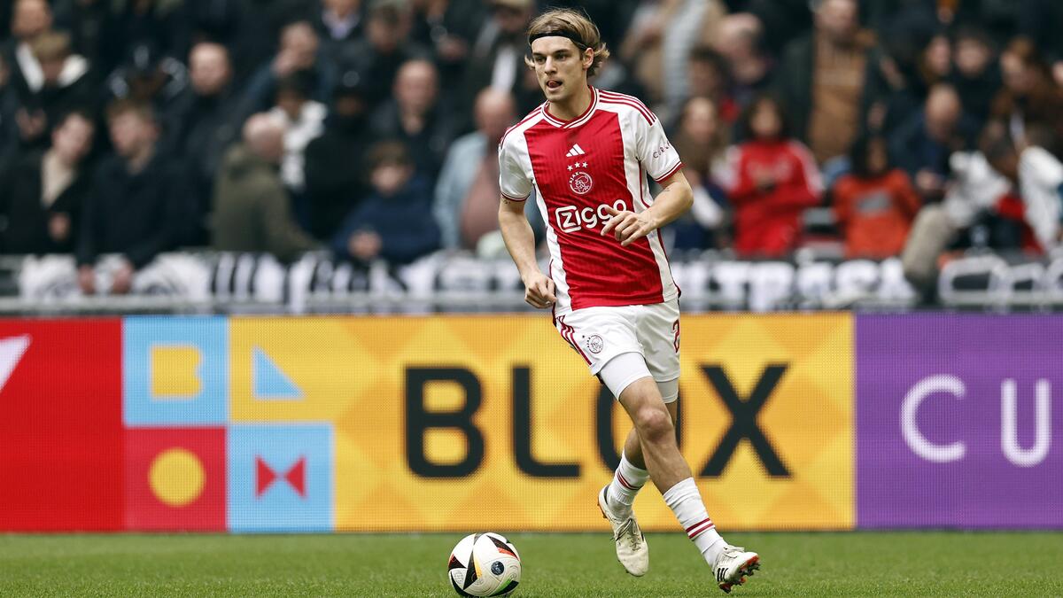 Borna Sosa chuyển đến Ajax Amsterdam vào năm 2023