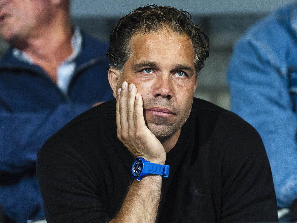 Art Langeler, hoofd jeugdopleiding bij PSV, kijkt vanaf de tribune toe hoe Jong PSV het doet tegen FC Oss. (19-08-2013)