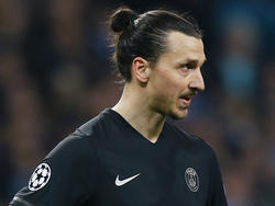 Zlatan Ibrahimović baalt van de 1-0 achterstand van zijn Paris Saint-Germain tijdens het Champions League-duel met Manchester City. De Fransen zullen nog minstens twee keer moeten scoren om de halve finale van het miljoenenbal te bereiken. (12-04-2016)