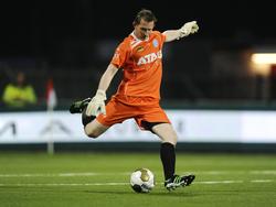 Jasper Heusinkveld schiet de bal naar voren tijdens FC Emmen - De Graafschap. (8-8-2014)