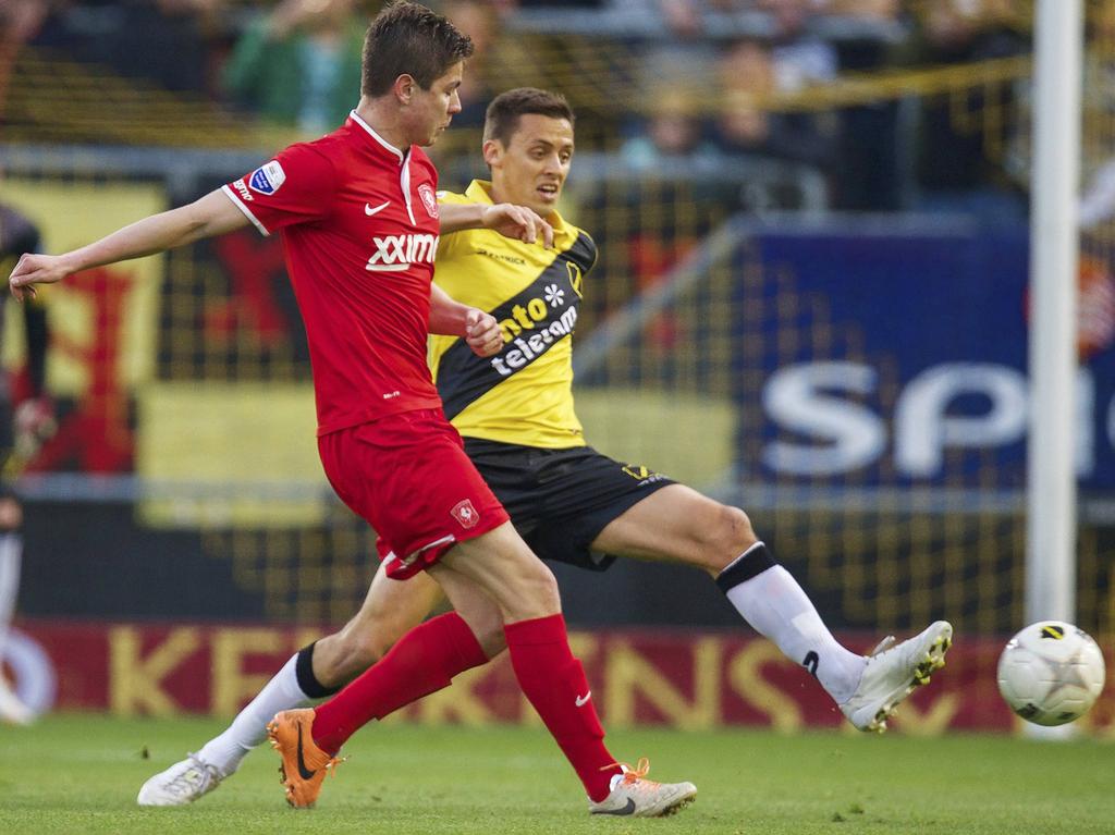 Uroš Matić (r.) strekt zijn been en probeert een pass van Torgeir Børven (l.) te onderscheppen. (05-04-2014) Uroš Matić (r.) strekt zijn been en probeert een pass van Torgeir Børven (l.) te onderscheppen. (05-04-2014)