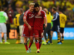 Lewis Holtby (l.) und Tolgay Arslan vom Hamburger SV feiern den Sieg gegen Dortmund