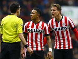 Memphis (m.) en Luuk de Jong (r.) halen verhaal bij scheidsrechter Dennis Higler tijdens PSV - FC Groningen. De leidsman keurt de rebound van Memphis af na een gemiste strafschop van de Jong. De flankspeler van PSV liep te vroeg in. (15-03-2015)