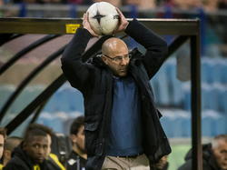 Vitesse trainer Peter Bosz wil meedoen tegen AZ Alkmaar en gooit de bal in. (13-03-2015)