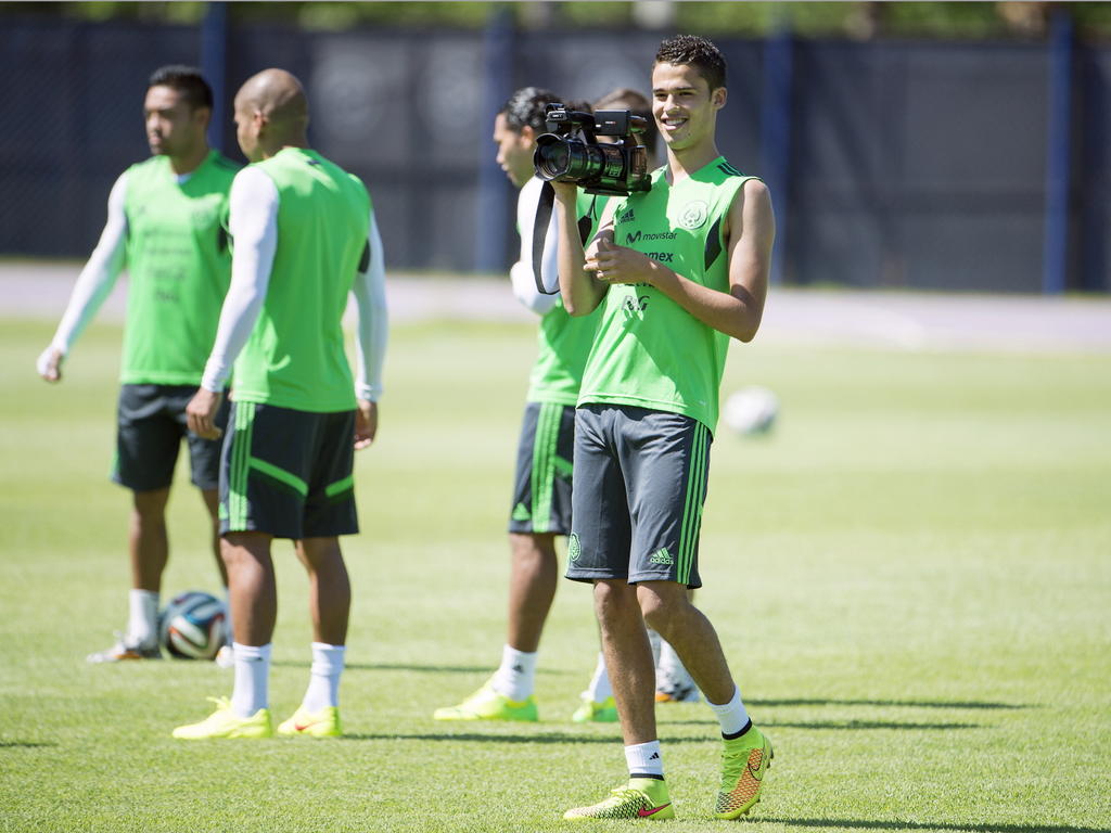 Diego Reyes vermaakt zich prima tijdens het Wereldkampioenschap in Brazilië. De Mexicaan filmt zijn ploeggenoten tijdens de training van zijn land. (28-06-2014)