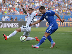 Gregory van der Wiel (l.) doet er alles aan om een voorzet van Eden Hazard te blokken tijdens de wedstrijd Paris Saint-Germain - Chelsea. De grootmachten uit Europa treffen elkaar op een vriendschappelijk toernooi in Amerika. (25-07-2015)