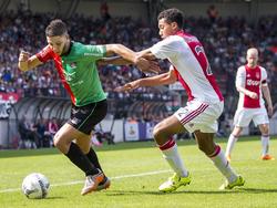 Mohamed Rayhi (l.) snelt langs Jaïro Riedewald (r.) tijdens NEC Nijmegen - Ajax. (23-08-2015)