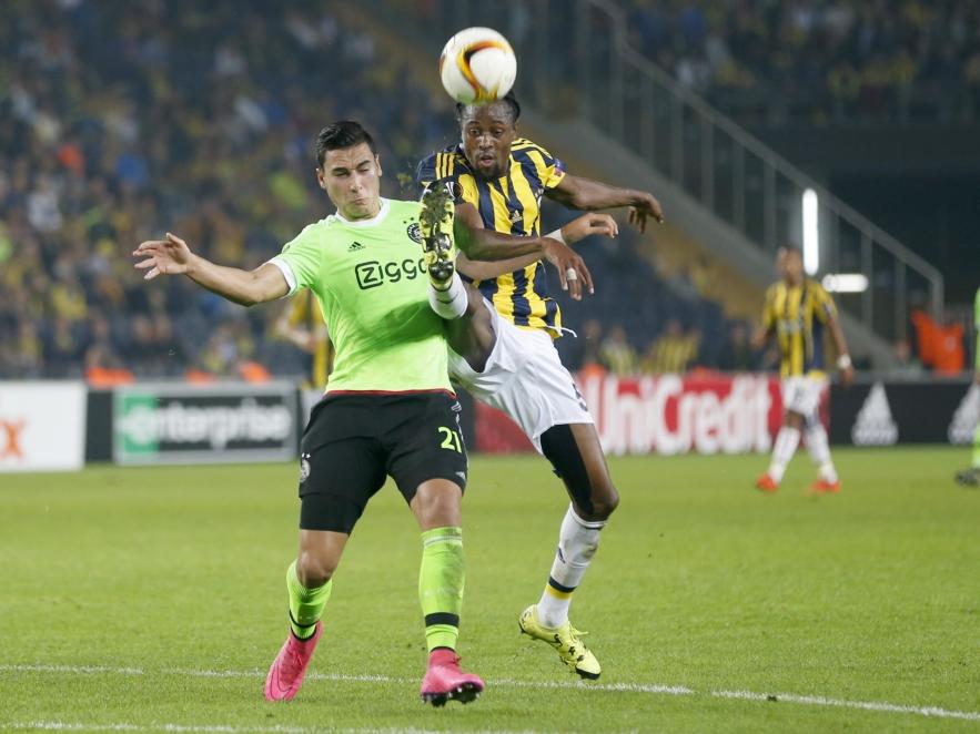 Anwar El Ghazi (l.) en Abdoulaye Ba strijden fel om de bal tijdens de Europa League-wedstrijd Fenerbahçe - Ajax. (22-10-2015)