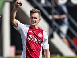 Arkadiusz Milik viert het doelpunt dat hij namens Ajax tegen NEC Nijmegen maakt. (23-08-2015)