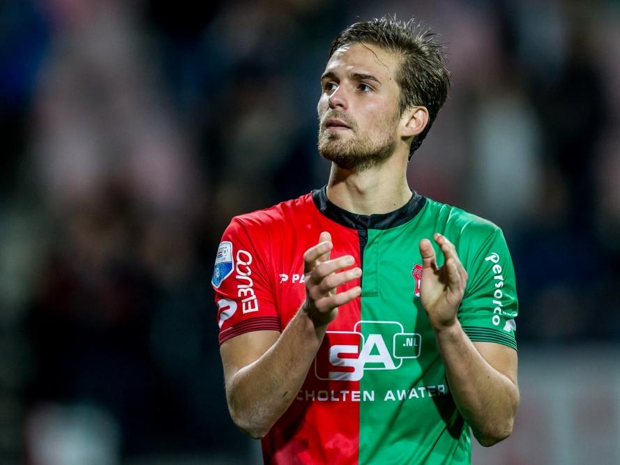 Christian Santos bedankt na afloop van het competitieduel NEC Nijmegen - De Graafschap het publiek in De Goffert. (07-11-2015)