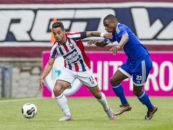 Bruno Andrade van Willem II houdt tijdens het play-offduel met Almere City middenvelder Pablo Rosario van zich af. (16-05-2016)