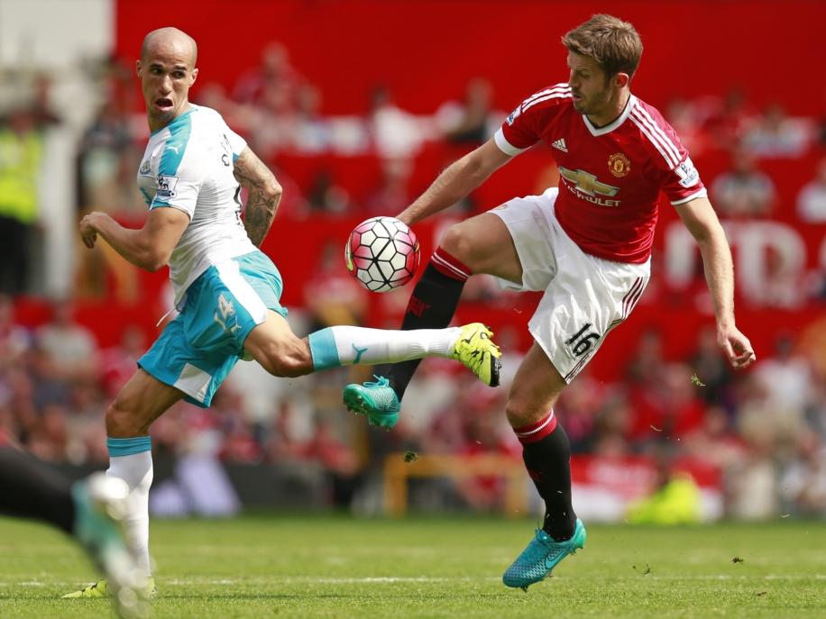 Gabriel Obertan (l.) probeert op een stijlvolle manier de bal mee te nemen, om zo Michael Carrick op het verkeerde been te zetten tijdens Manchester United - Newcastle United. (22-08-2015)
