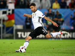 Jonas Hector wird auf Twitter von den Teamkollegen als Held gefeiert!