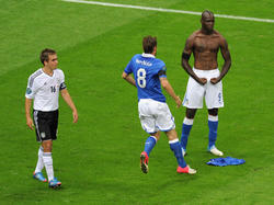 Auch Philipp Lahm (l.) konnte Mario Balotelli im EM-Halbfinale 2012 nicht stoppen