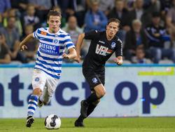 Dean Koolhof (l.) ontsnapt aan de aandacht van Tibeau Swinnen (r.) tijdens het competitieduel De Graafschap - FC Eindhoven (05-08-2016).