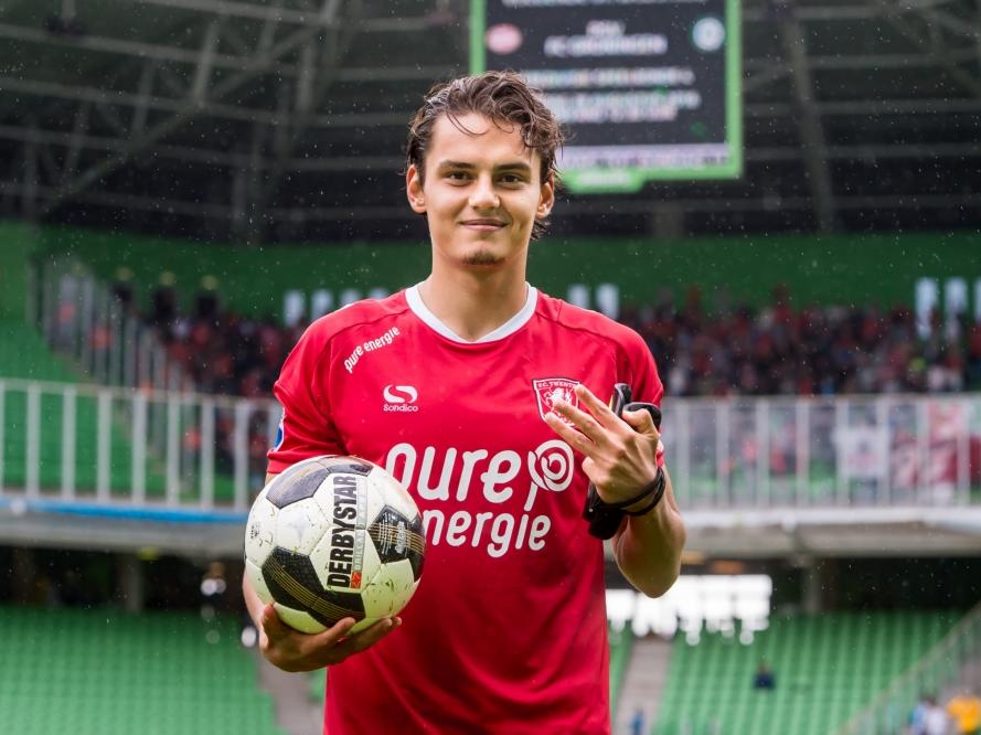 Enes Ünal kan zijn geluk niet op na de wedstrijd tegen FC Groningen. De Turkse spits van FC Twente scoort zijn eerste hattrick in de Eredivisie en mag de bal mee naar huis nemen. (21-08-2016)