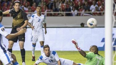 Das 2:0: Bryan Oviedo (l.) trifft für Costa Rica